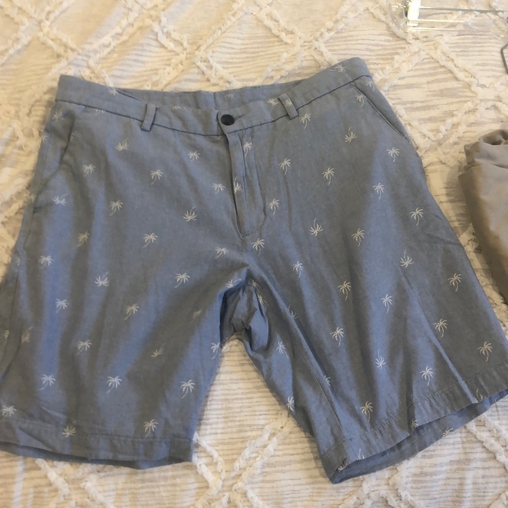 Men’s khaki shorts